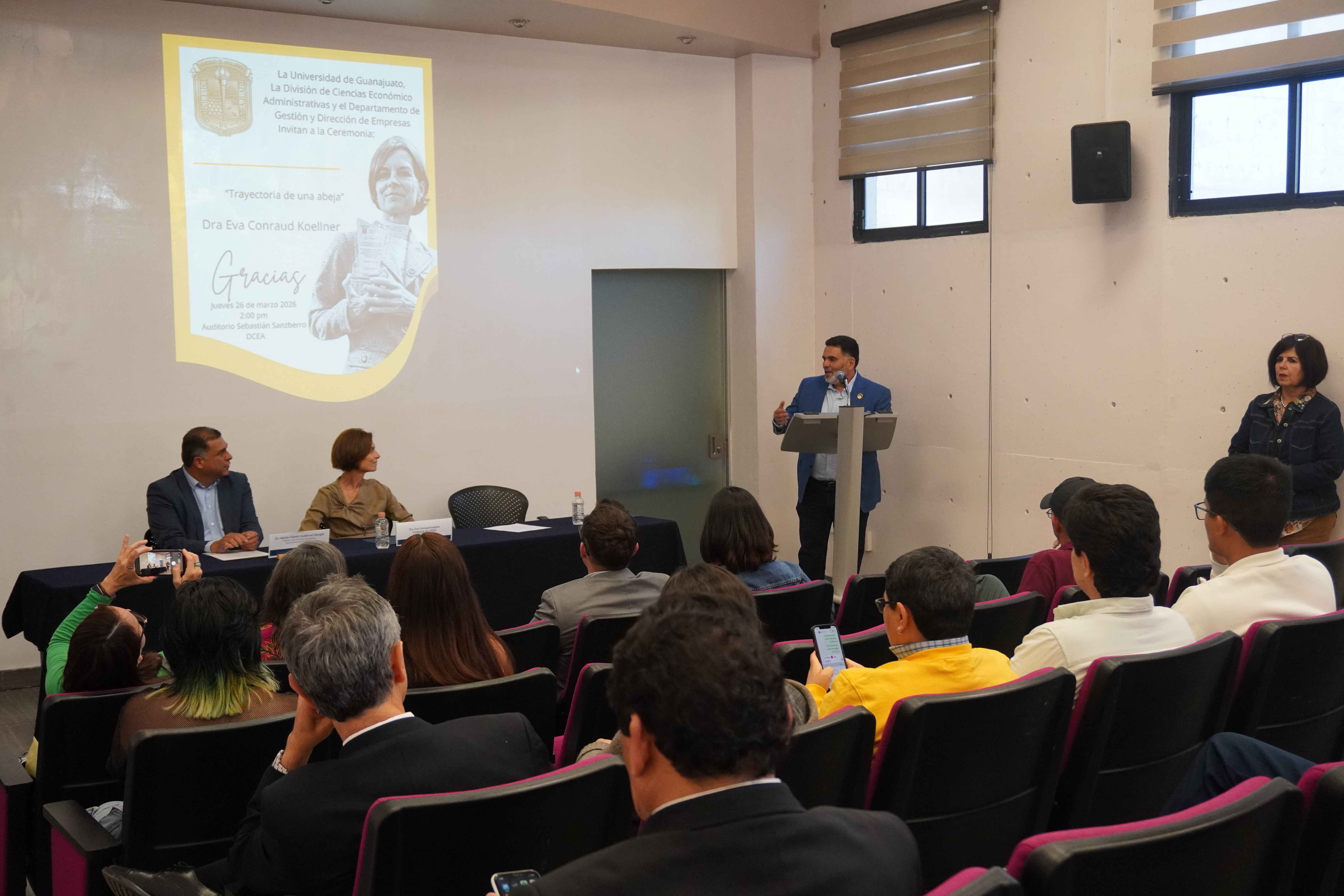 Charla Trayectoria de una abeja - Dra. Eva Conraud Koellner