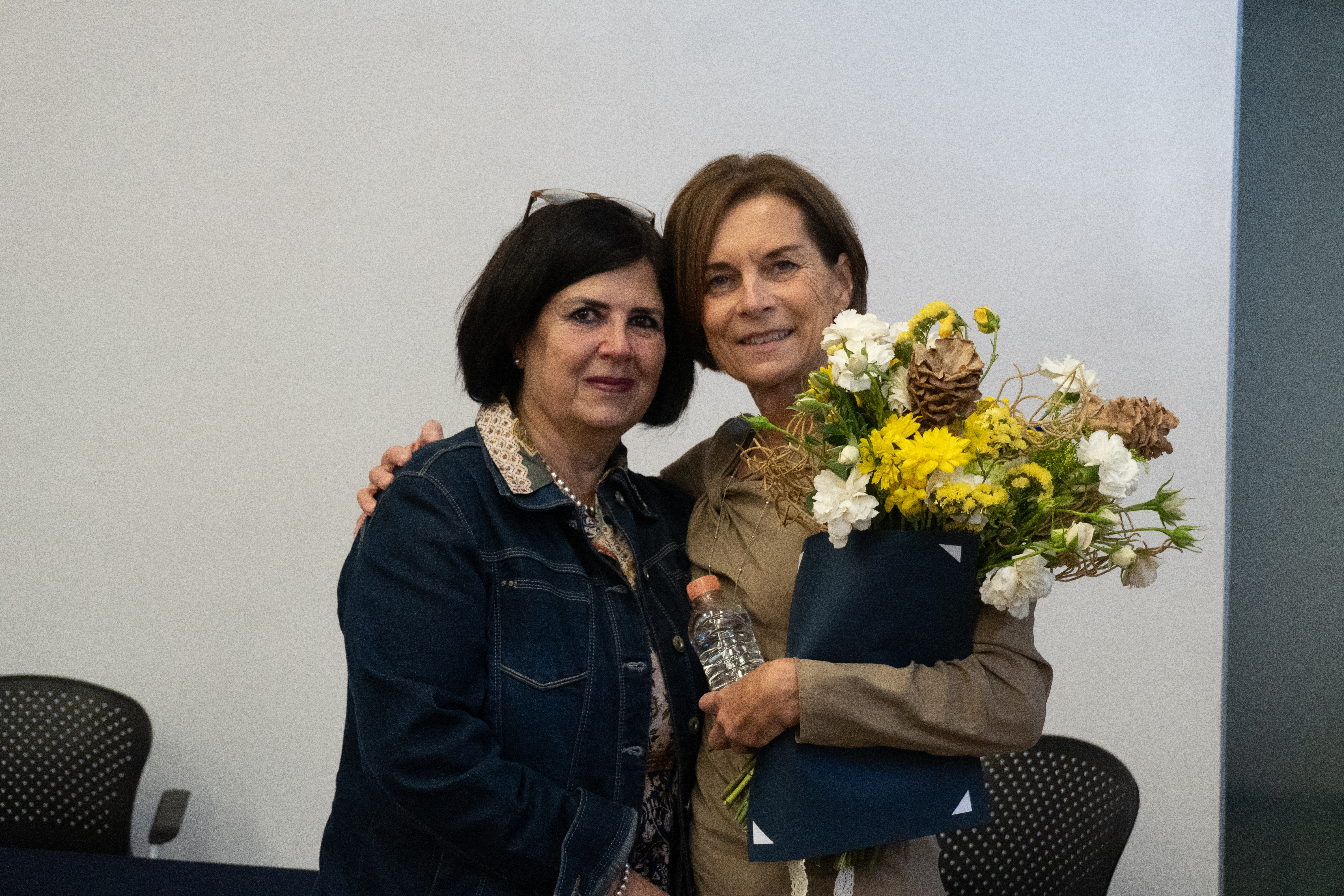 Charla Trayectoria de una abeja - Dra. Eva Conraud Koellner