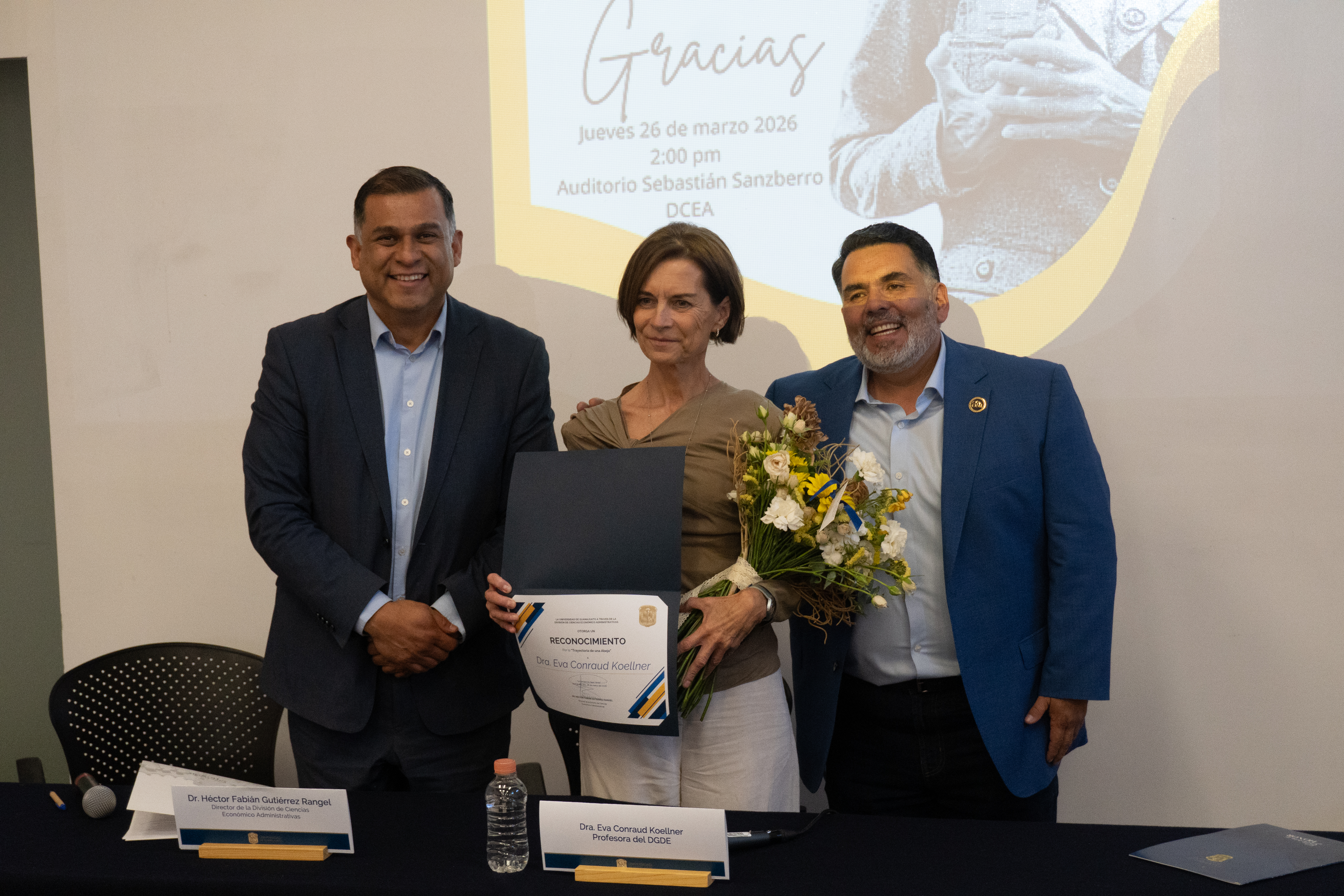 Charla Trayectoria de una abeja - Dra. Eva Conraud Koellner