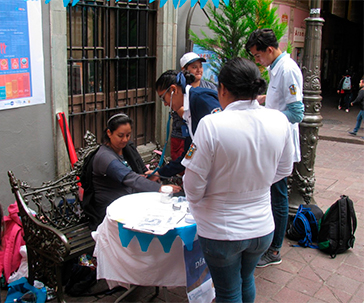 Estudiantes de la UG realizan pruebas gratuitas para detección de Diabetes tipo 2 