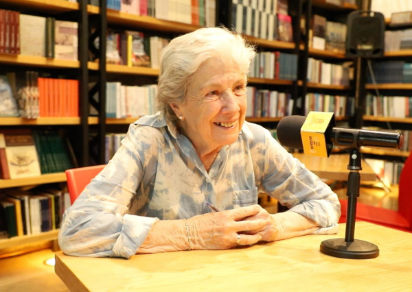  “Todos somos puro cuento, construimos el sentido de nuestra vida contándonos”: Alicia Molina, galardonada en la FILUG