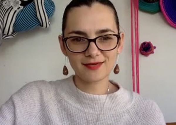 Vanessa Freitag, artista del lenguaje textil y profesora UG