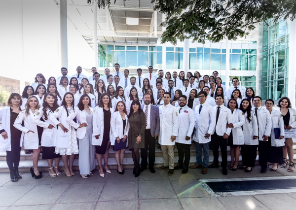 La comunidad médica recibe a 81 profesionales formados en la UG