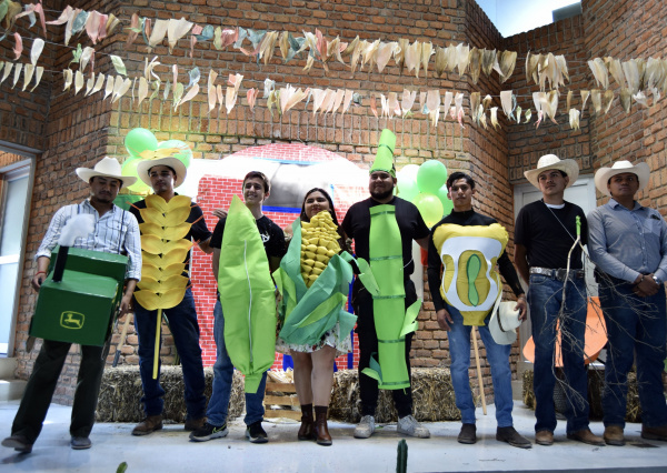 Grupo de teatro Copalquauitl presenta “Historia del maíz y su botánica, una historia muy antigua”