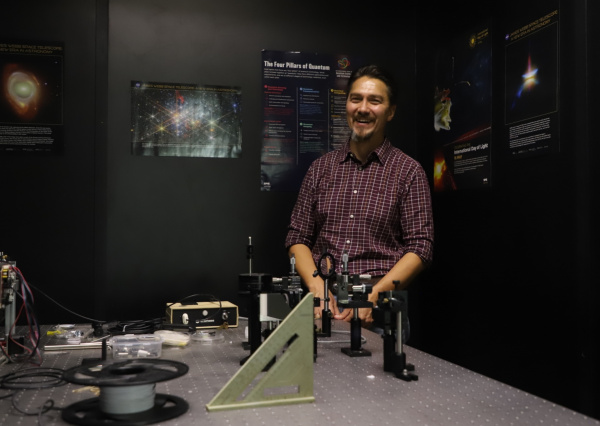 Investigador UG dirige proyecto en óptica para el control y la manipulación de la luz