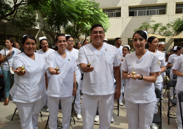 Comunidad egresada de Enfermería en DICIVA se compromete a ejercer su profesión con humanismo y dedicación 