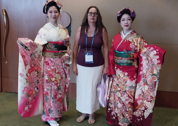 Profesora UG presenta un proyecto de nanotecnología en el 10º Congreso Mundial de Materiales Avanzados en Japón