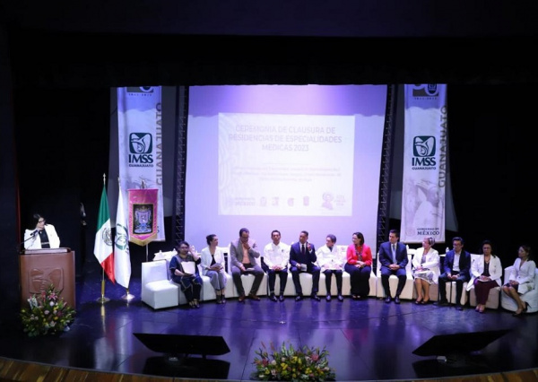  Egresan 190 estudiantes de especialidades médicas avaladas por la UG