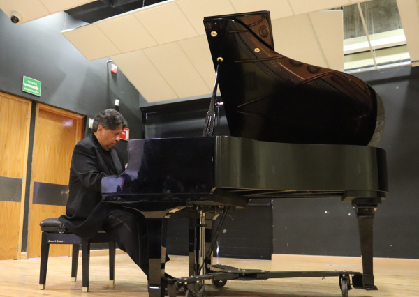 Con espléndido concierto, inicia en la UG el Festival Internacional de Piano 2024 