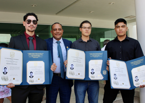 Entregan títulos a comunidad egresada en DICIS UG