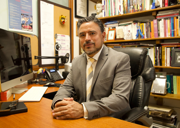 La gente cada vez está más convencida en aceptar soluciones no democráticas para problemas nacionales: investigador UG