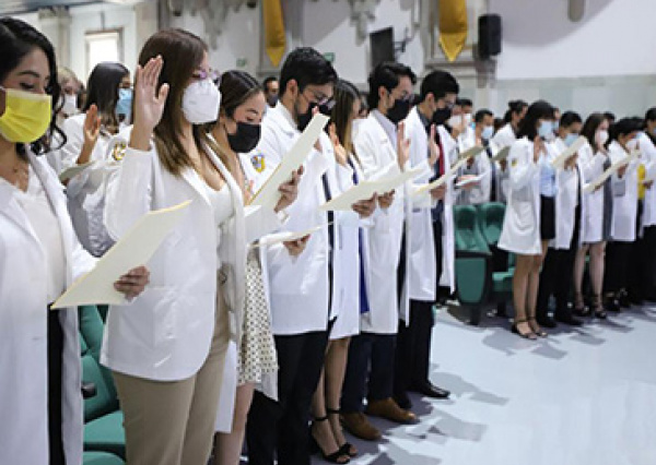 Con la tradicional “Imposición de batas”, estudiantes de Medicina celebran una nueva etapa de su formación