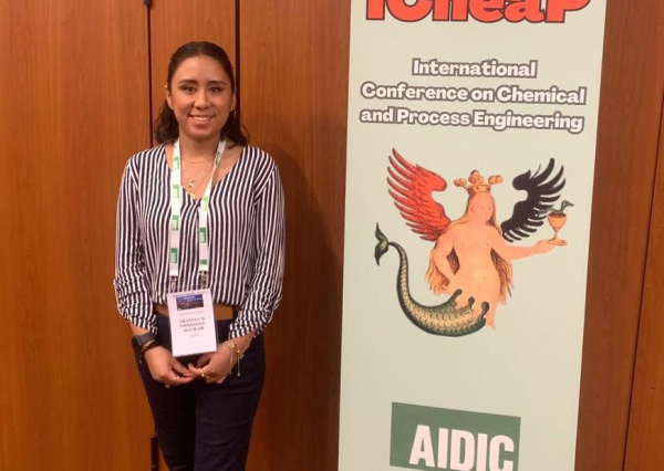 Alumna UG presenta en Italia estudio para la degradación de residuos plásticos 