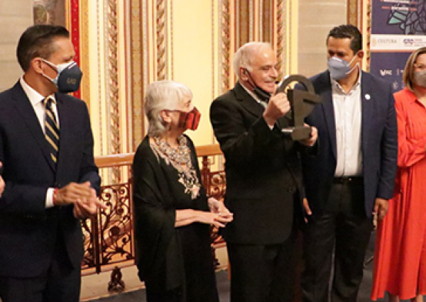 Homenajean al dramaturgo Miguel Sabido con la Presea Cervantina 