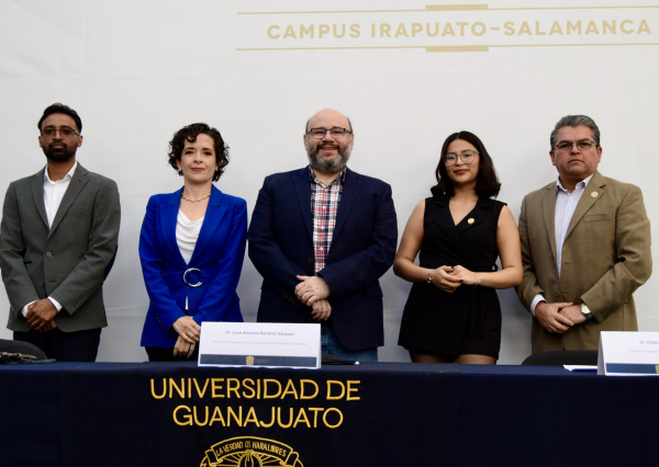 Juventudes lideran el cambio: Feria WAT-E destaca compromiso ambiental en la UG