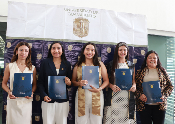 La División de Ciencias Sociales y Administrativas de la UG celebra el egreso de nuevos profesionistas