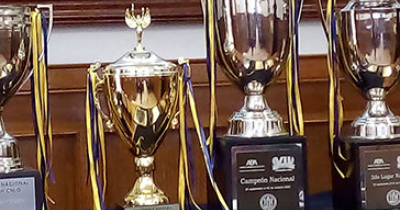 Entregan Equipos de Litigación Oral a la UG, trofeos obtenidos en competencias nacionales e internacionales