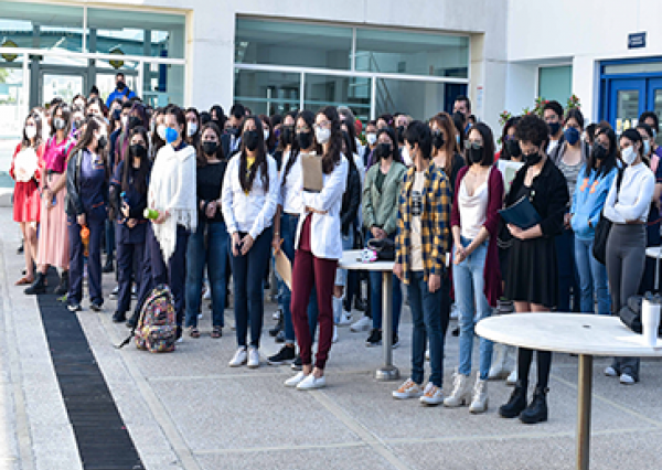 Alumnas de la UG plasman su talento artístico “Movimientos sociales de las mujeres, de las olas al tsunami”  