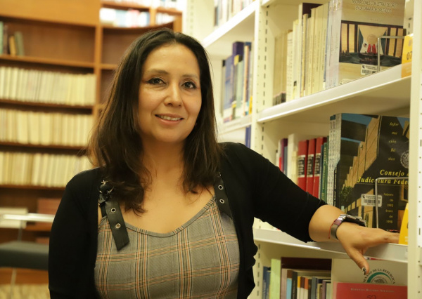 Retomar los libros por el disfrute que debe ser el leer, un momento de gozo: Macaria España, egresada UG