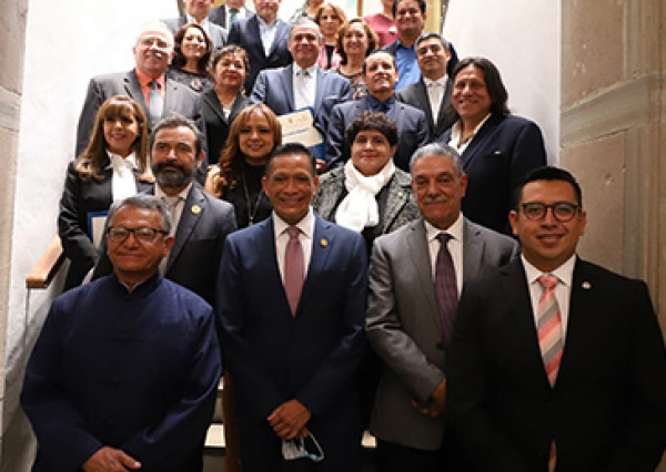 UG reconoce a integrantes de la generación 1985-1990 de la Licenciatura en Derecho