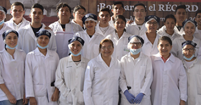 Estudiantes UG ayudan a preparar el tarro de mermelada más grande del mundo