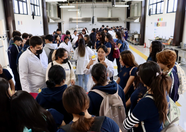 El CINUG muestra la ciencia y la innovación alimentaria a estudiantes del nivel medio superior