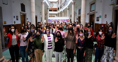 Homenajean a mujeres universitarias con muestra gráfica en la UG