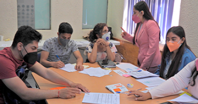 UG otorga apoyos a estudiantes en situación de discapacidad