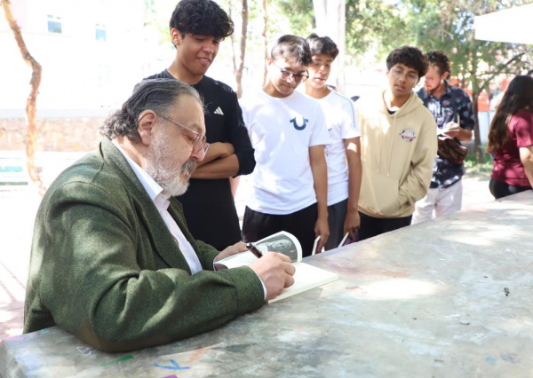 Entre risas y anécdotas, Jorge F. Hernández celebró el Día Nacional del Libro con estudiantes del nivel medio superior