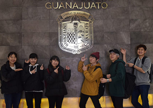 Estudiantes japoneses realizan estancias cortas en la UG para aprender de la cultura mexicana