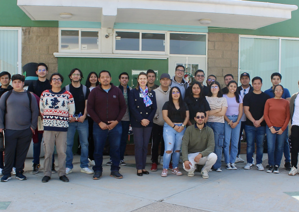 Estudiantes de DICIS UG motivan a jugar y comprender los sistemas mecatrónicos a niñas y niños de primaria