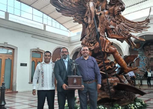 Reconocen a profesores de la ENMS de Pénjamo, en el ámbito deportivo 