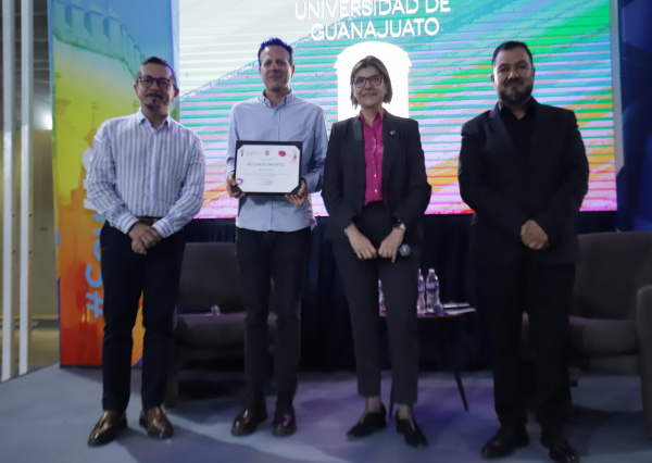 “El trabajo de la ficción es revelar algo en el interior de la gente”: Amat Escalante