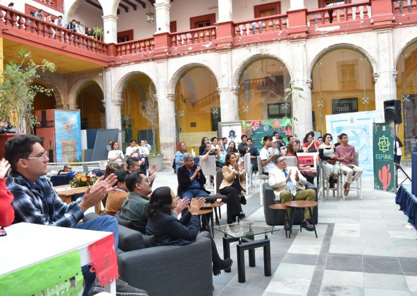 Con la premisa de reivindicar el sentir, se lleva a cabo la presentación de la revista 7 ° ¡Favor de interrumpir!