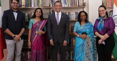 Inauguran el “Rincón del Conocimiento de la India” en biblioteca de la UG