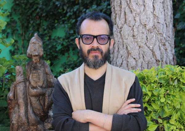 Escritor UG recibe dos premios nacionales por creación de poesía y ensayo