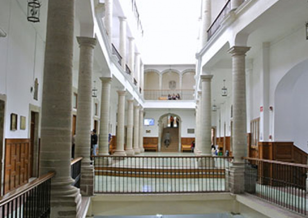 Acreditan calidad internacional de la Licenciatura en Derecho de la UG  