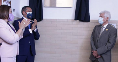 Homenajea UG al Dr. Alejandro Ernesto Macías Hernández; el Laboratorio de Microbiología ahora lleva su nombre