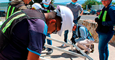 Estudiantes de Ingeniería Eléctrica practican instalaciones fotovoltaicas mediante capacitación por una empresa