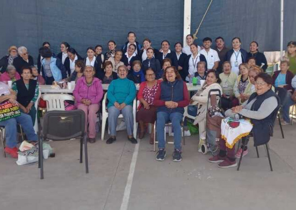 Estudiantes de Enfermería UG aportan diagnósticos y plan de cuidados a personas adultas mayores 