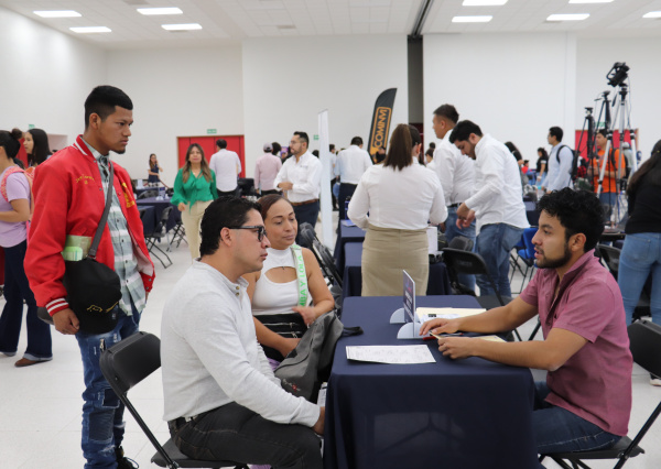 La Universidad de Guanajuato y el Gobierno del Estado vinculan a jóvenes con empresas empleadoras 