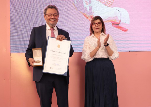 Élmer Mendoza recibe el IX Premio “Jorge Ibargüengoitia” en la inauguración de la FILUG