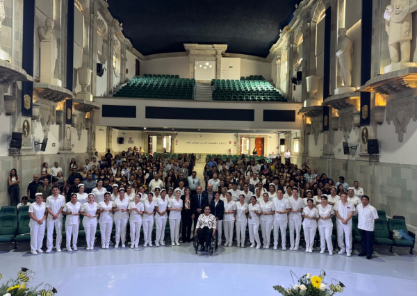 Reafirman su vocación 34 profesionales de la enfermería que egresan de la UG