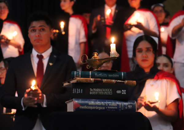 Nueva generación de Enfermería y Obstetricia del Campus Guanajuato celebra su Paso de la Luz