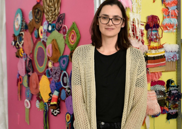 Investigadora de la UG visibiliza el trabajo de las artistas desde productos textiles