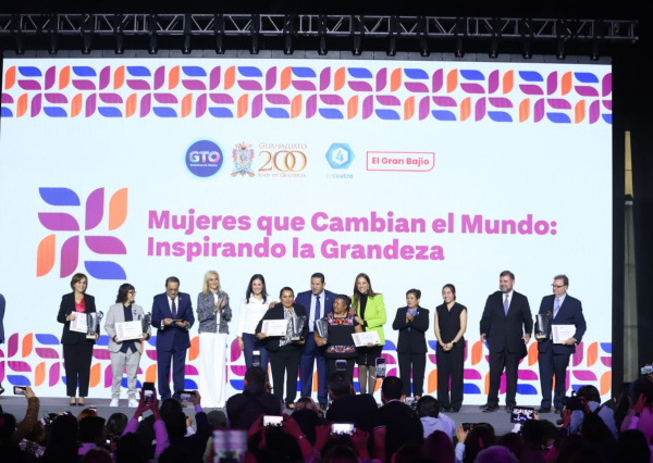Profesora UG es reconocida con el premio estatal Mujeres que Cambian el Mundo: Inspirando Grandeza