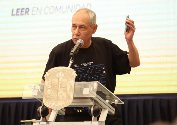 El poeta Ricardo Castillo recibe en la UG el VI Premio Jorge Ibargüengoitia de Literatura