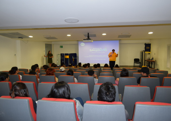 Estudiantes UG se capacitan para preparar la taza de té más grande del mundo