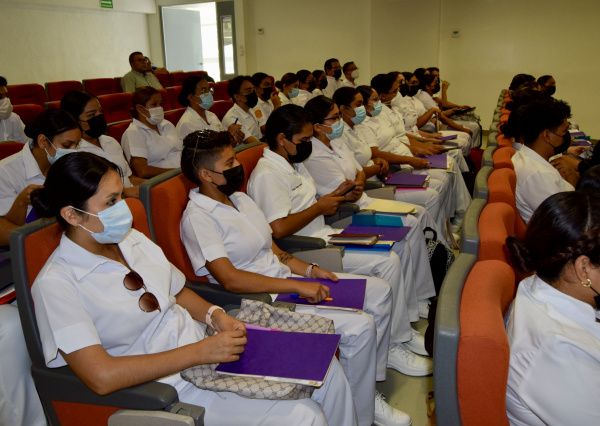 Estudiantes de Enfermería UG reciben plazas para servicio social profesional en instituciones federales y estatales