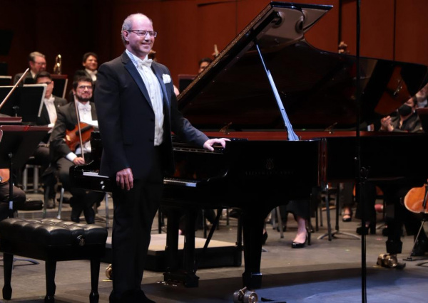 Disfrutan de “Juego y romance” con el pianista Mauricio Nader junto a la OSUG